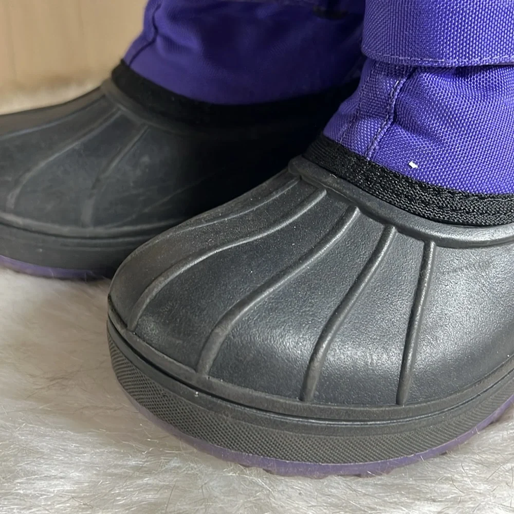 Size 4 girls purple winter/snow boot. Excellent condition. Fleece lining Velcro